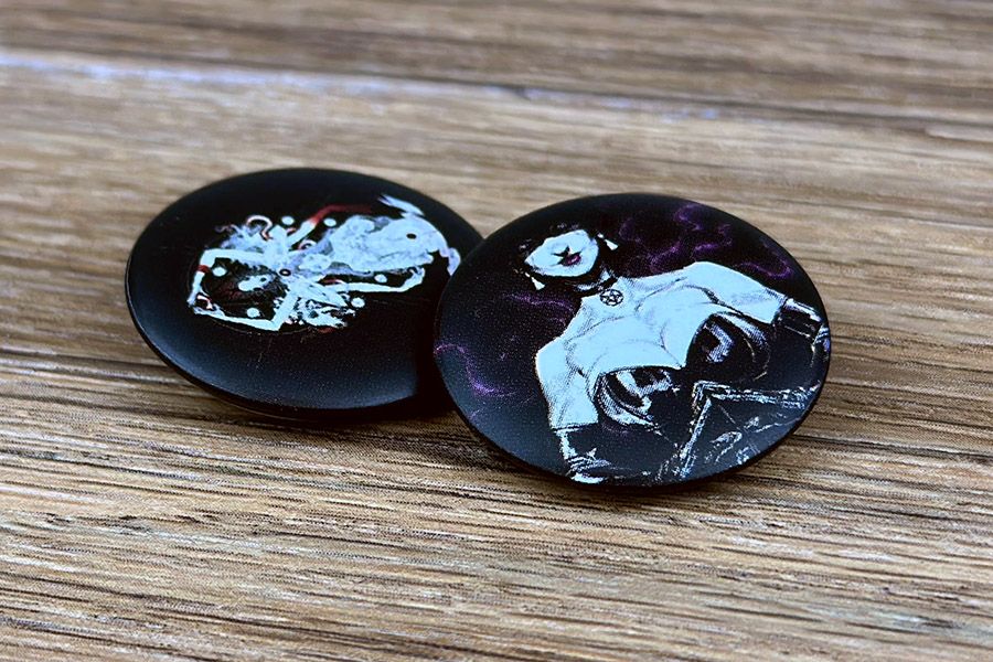 matte buttons van 25mm diameter en speld achteraan
